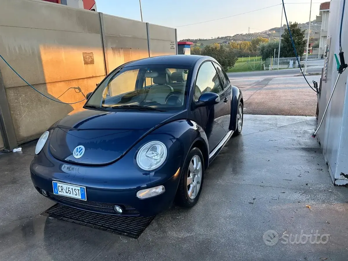 Usata VW New Beetle 102 CV (75 kW) 2005 Blu Utilitaria