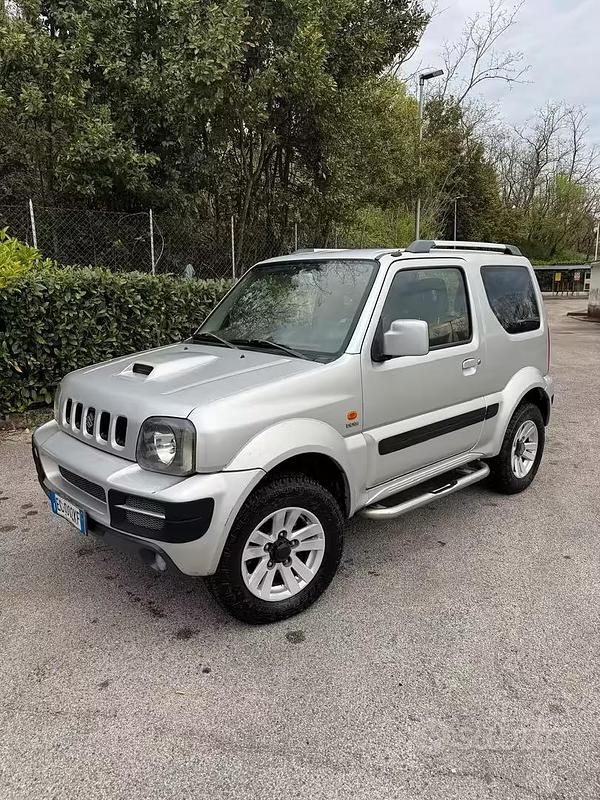 Usata Suzuki Jimny 86 CV (63 kW) 2010 Grigio SUV