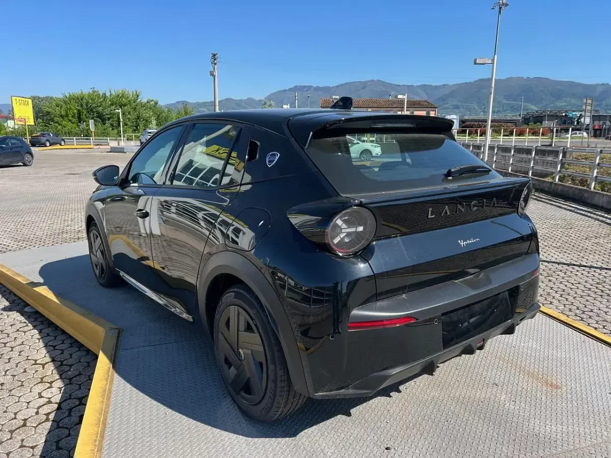 Nuova Lancia Ypsilon 100 CV (73 kW) 2026 Nero Utilitaria