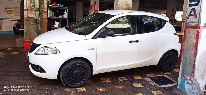 Usata Lancia Ypsilon Gold 69 CV (50 kW) 2021 Bianco Utilitaria