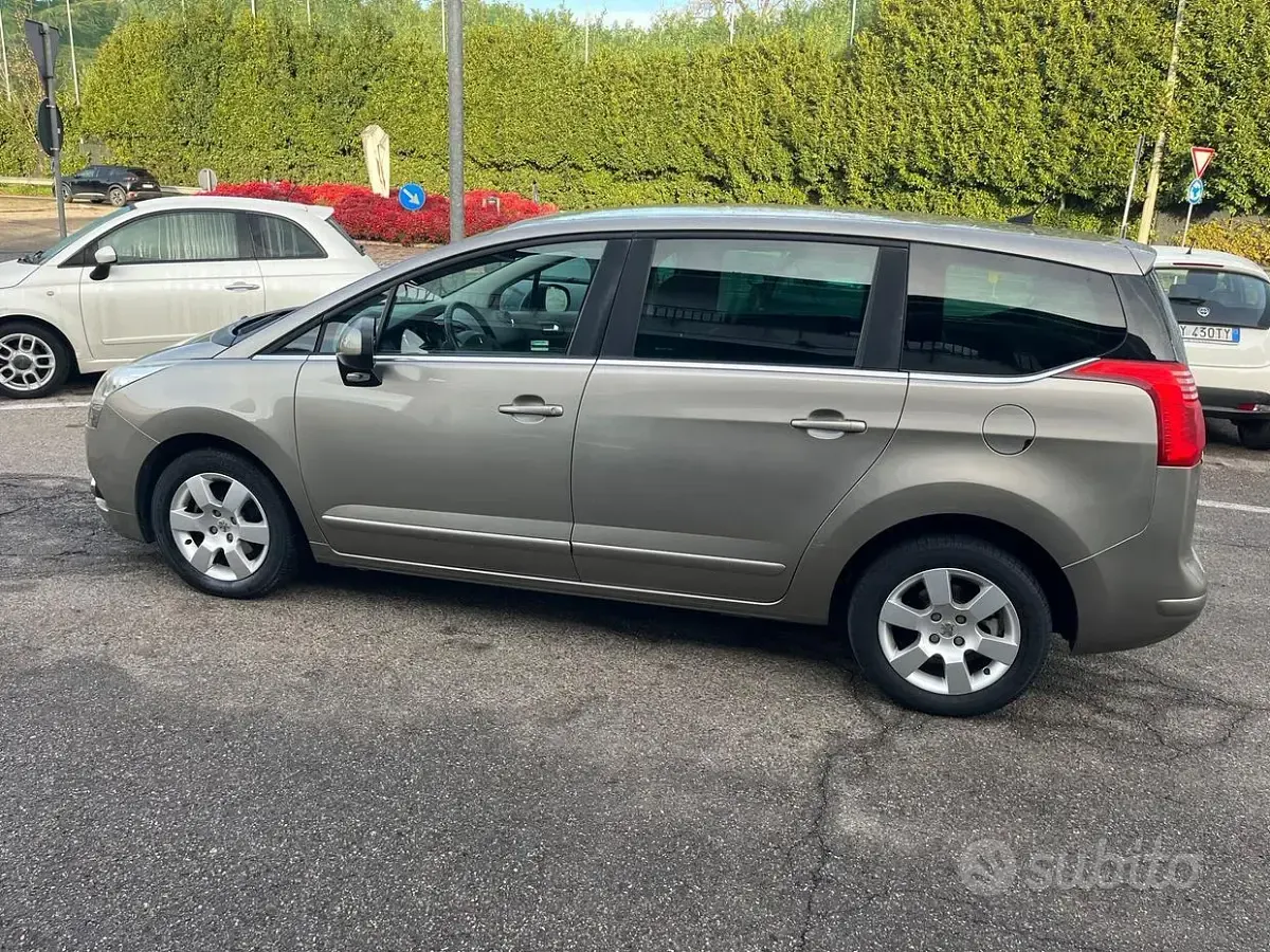 Usata Peugeot 5008 Business-Line 112 CV (82 kW) 2011 Grigio Monovolume