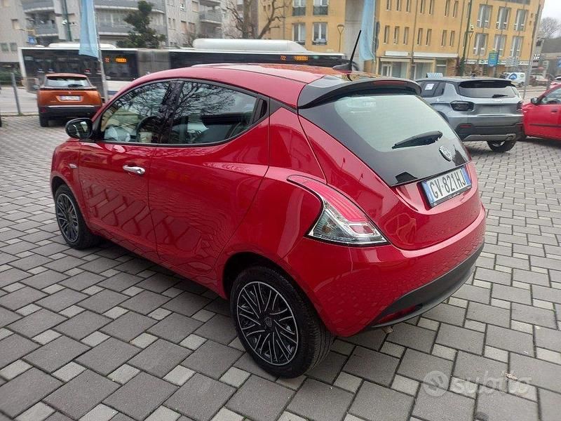 Usata Lancia Ypsilon Silver 69 CV (50 kW) 2024 Rosso Utilitaria