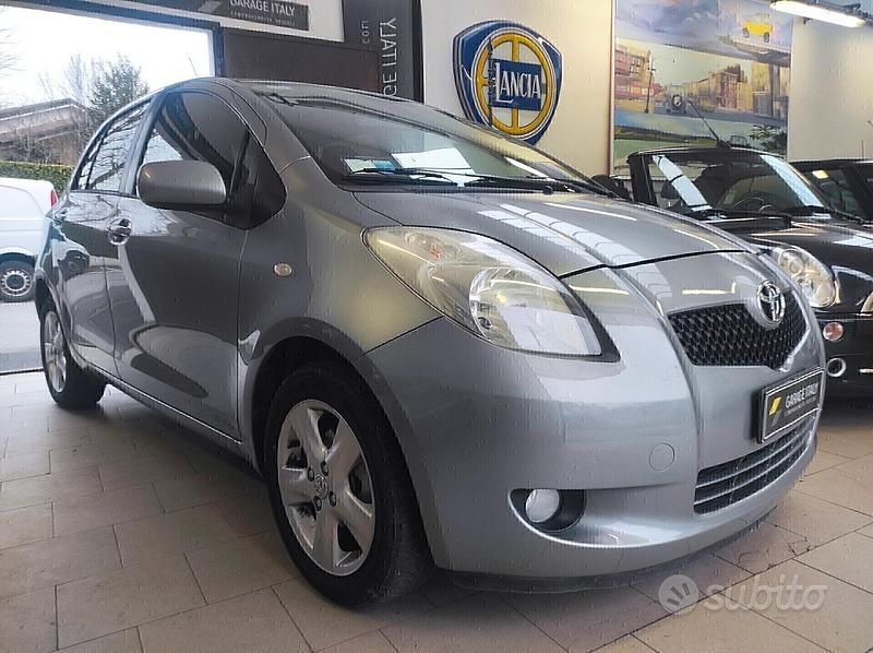 Usata Toyota Yaris Sol 69 CV (50 kW) 2007 Grigio Utilitaria