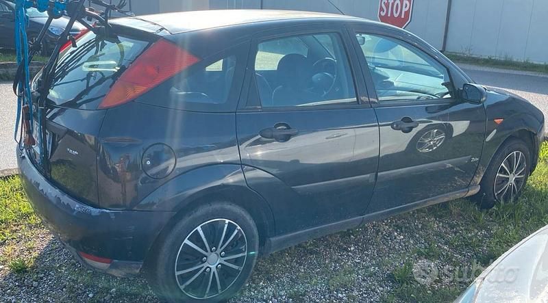 Nero Usata 2002 Ford Focus Zetec Tre volumi | 1200 € (Buon prezzo) - Immagine 1/4