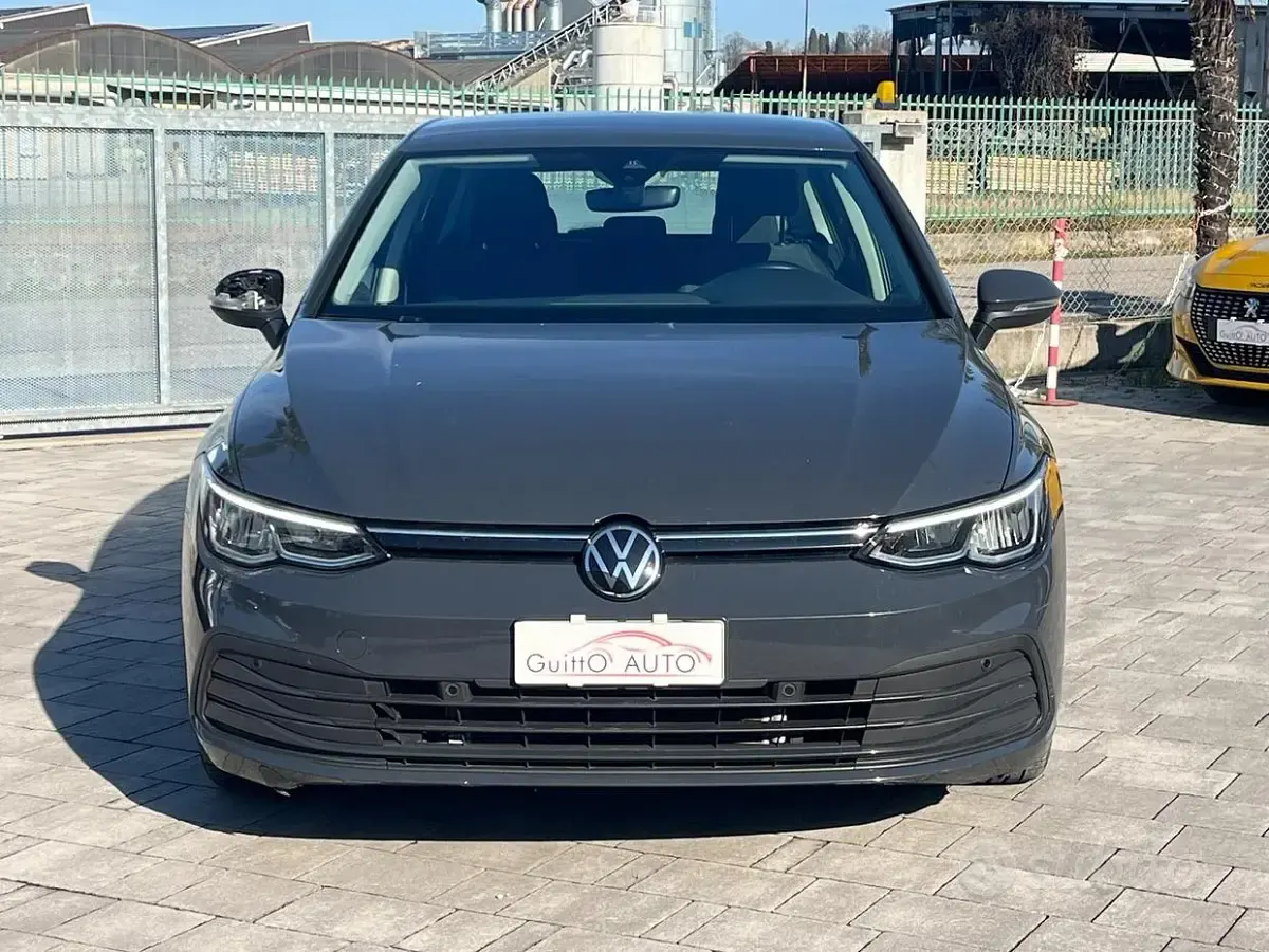 Usata VW Golf VIII Life 110 CV (80 kW) 2023 Grigio Berlina