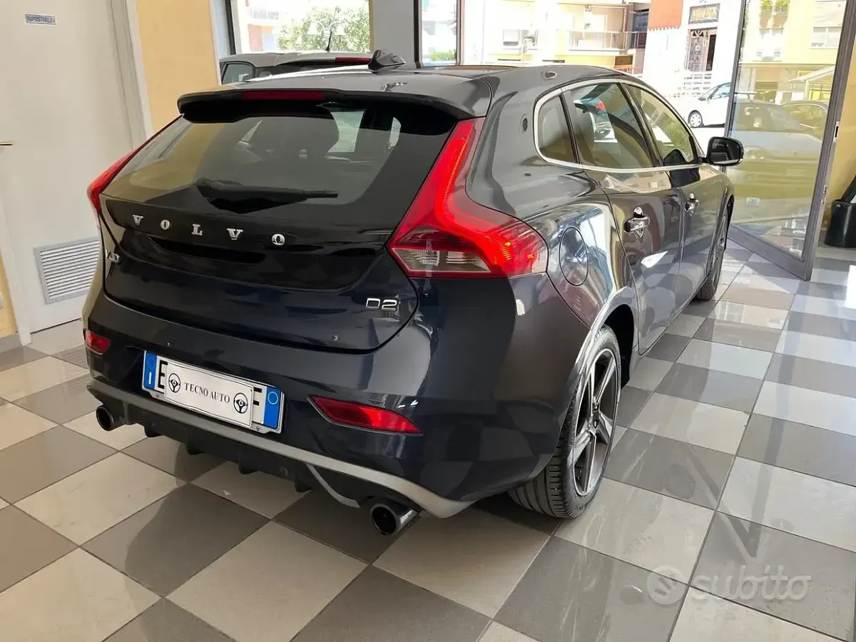 Usata Volvo V40 R-Design Momentum 115 CV (84 kW) 2014 Bluazzurro Berlina