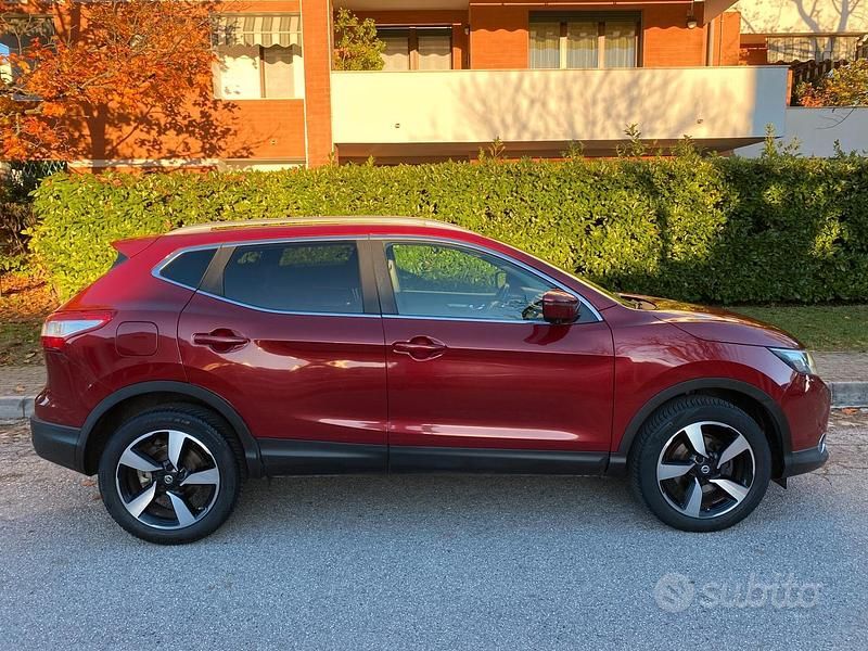 Usata Nissan Qashqai Acenta 116 CV (85 kW) 2016 Rosso SUV