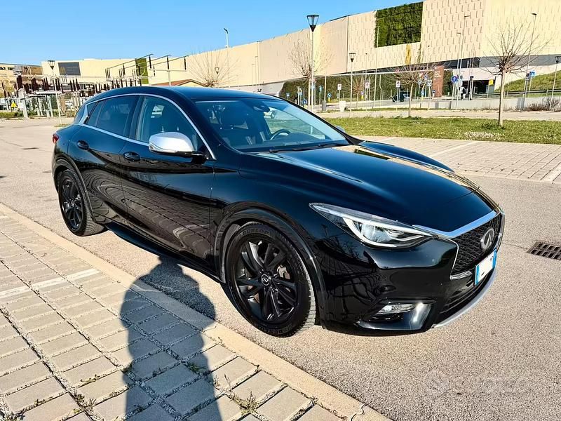 Usata Infiniti Q30 Business Executive 109 CV (80 kW) 2017 Nero SUV