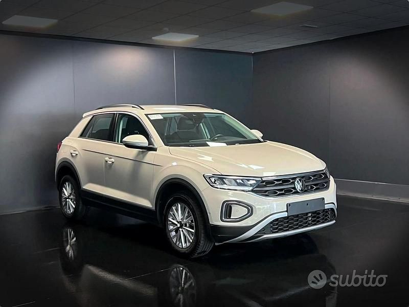 Usata VW T-Roc Life 110 CV (80 kW) 2023 Beige SUV