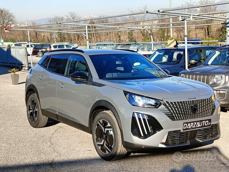 Usata Peugeot 2008 Allure 101 CV (74 kW) 2025 Grigio selenium metallizzato SUV