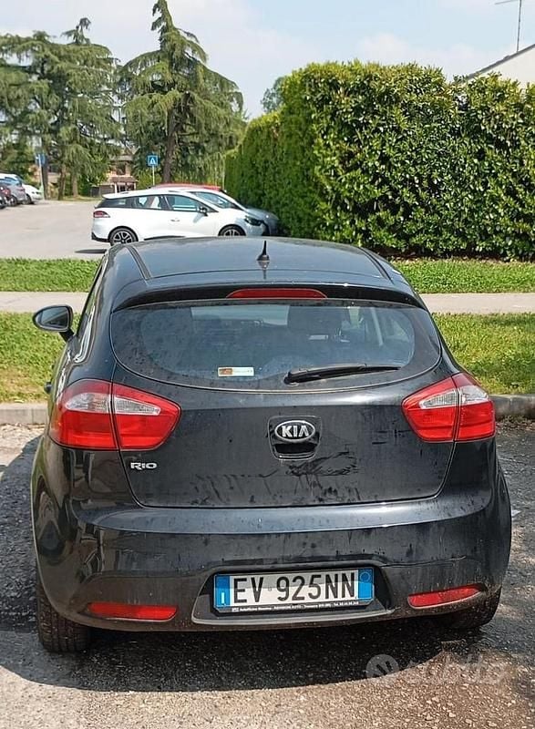 Usata Kia Rio Active 86 CV (63 kW) 2014 Nero Berlina