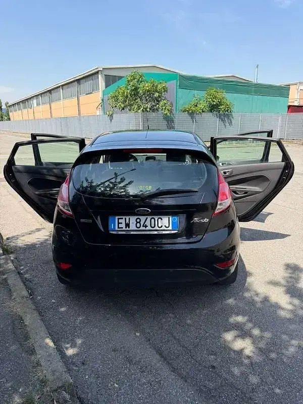 Usata Ford Fiesta Titanium 75 CV (55 kW) 2014 Nero Utilitaria