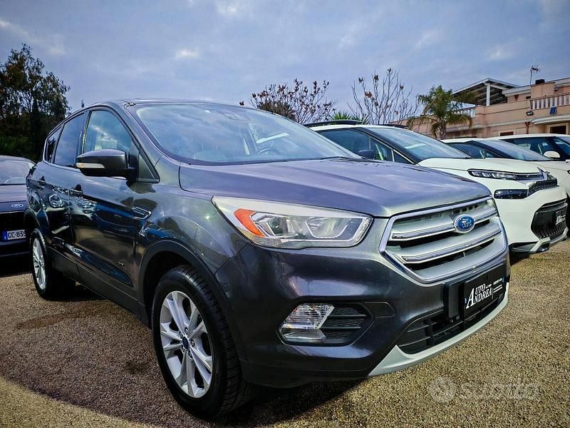 Usata Ford Kuga 150 CV (110 kW) 2017 Grigio SUV