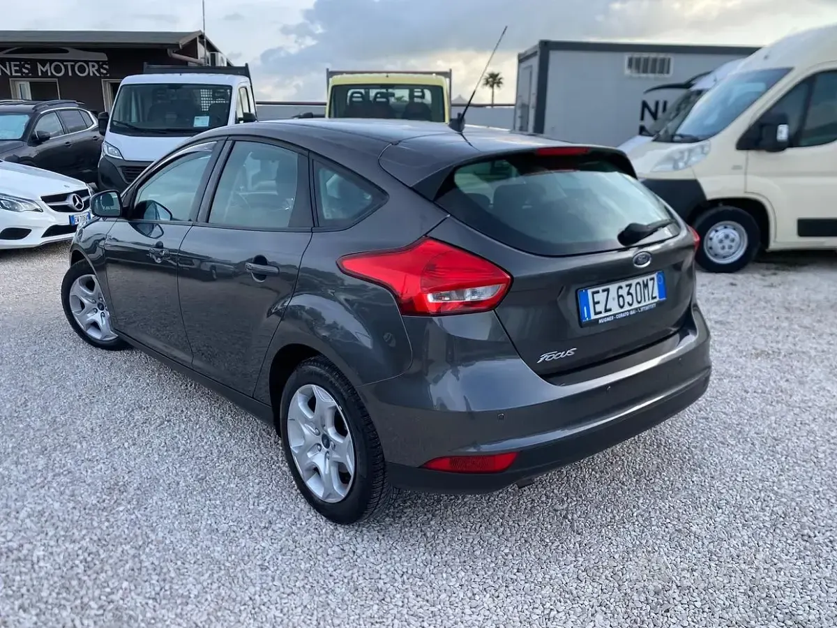 Usado Ford Focus Titanium 120 HP (88 kW) 2015 Cinzento Sedan
