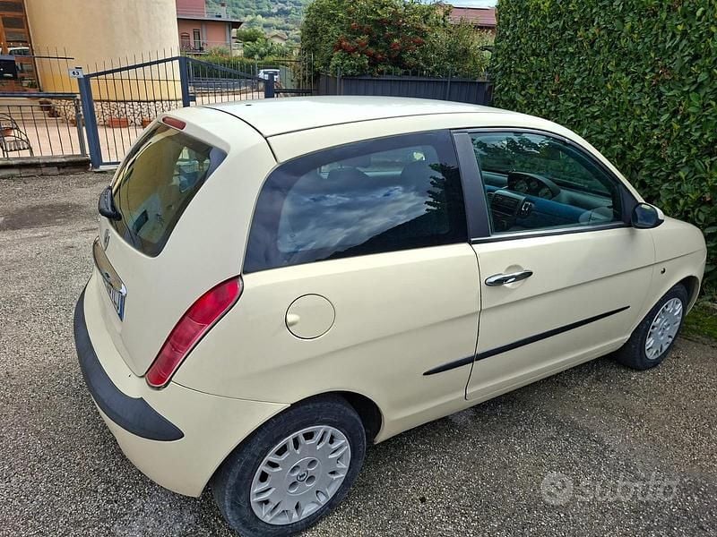 Usata Lancia Ypsilon 60 CV (44 kW) 2005 Giallo Utilitaria