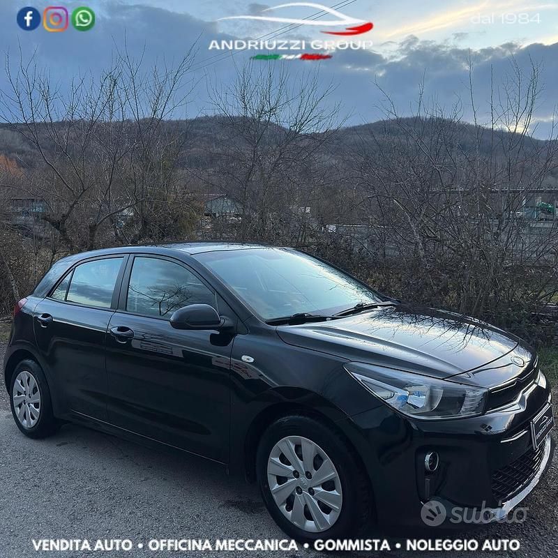 Usado Kia Rio Active 84 CV (61 kW) 2018 Negro Berlina