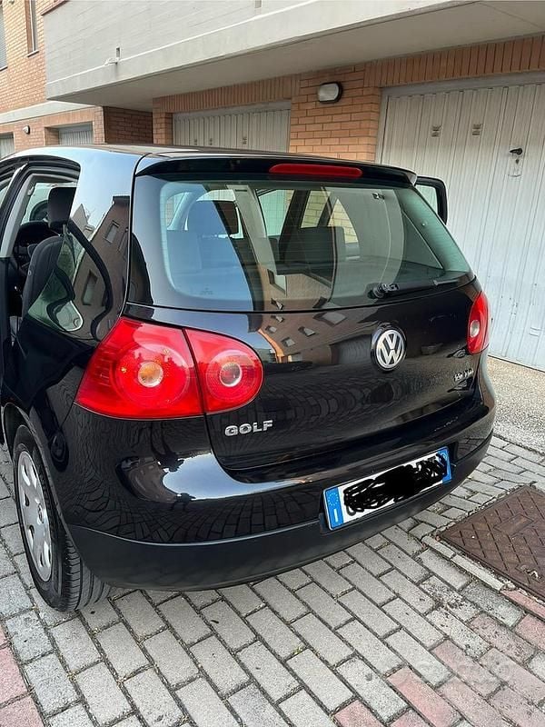 Usata VW Golf V 105 CV (77 kW) 2004 Nero Utilitaria