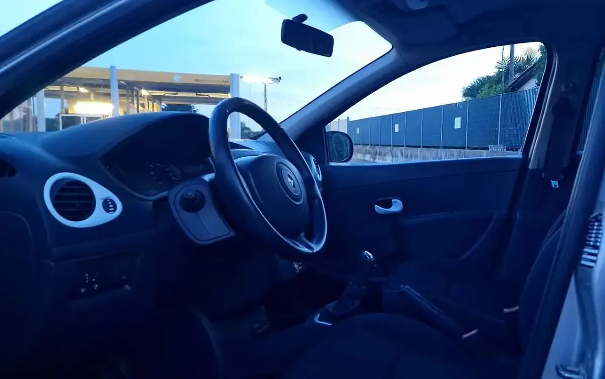 Usata Renault Clio II Dynamique 75 CV (55 kW) 2011 Berlina