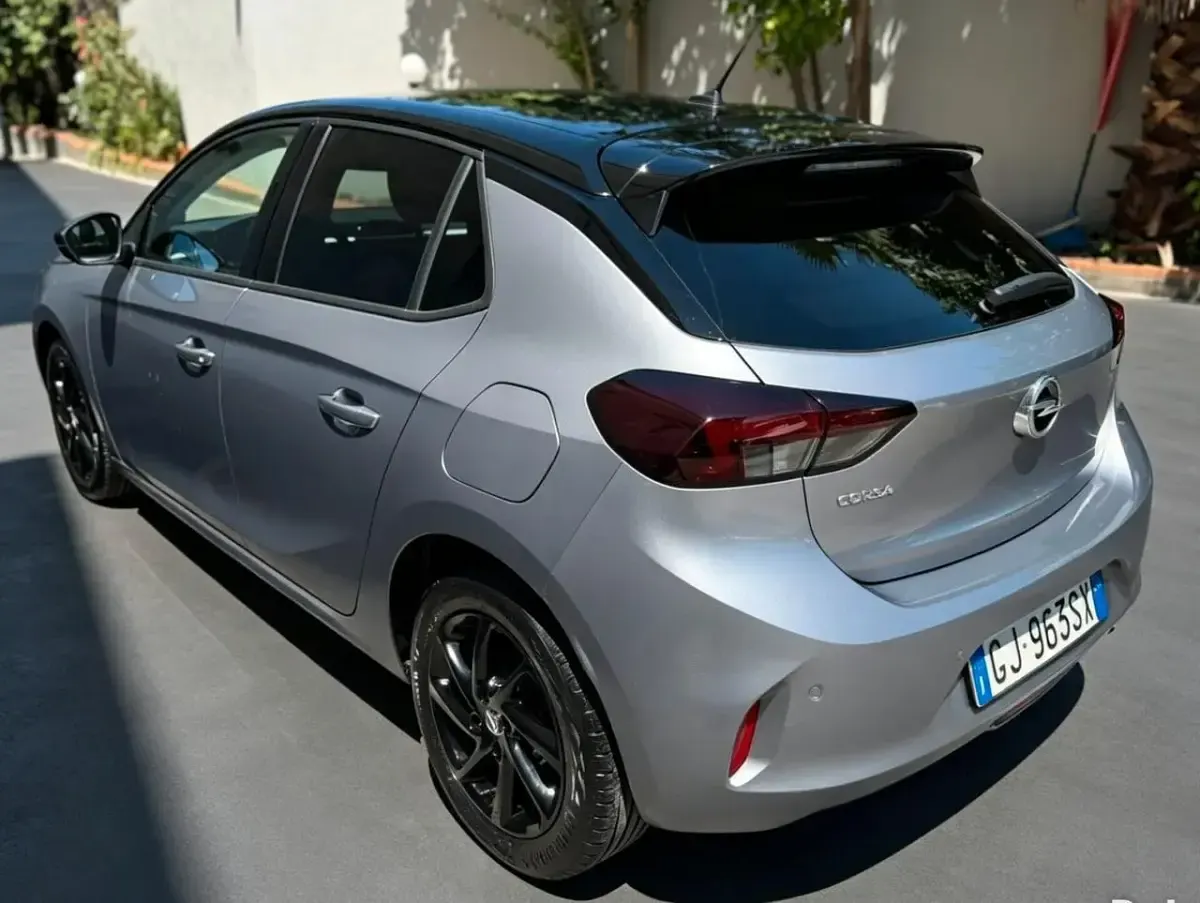 Usata Opel Corsa Design & Tech 75 CV (55 kW) 2022 Argento Utilitaria