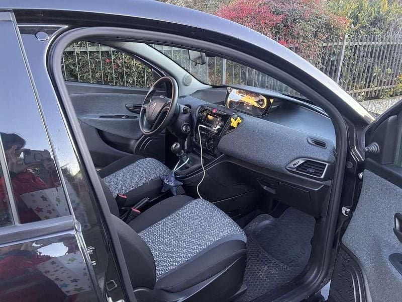 Usata Lancia Ypsilon Silver 69 CV (50 kW) 2024 Nero Utilitaria