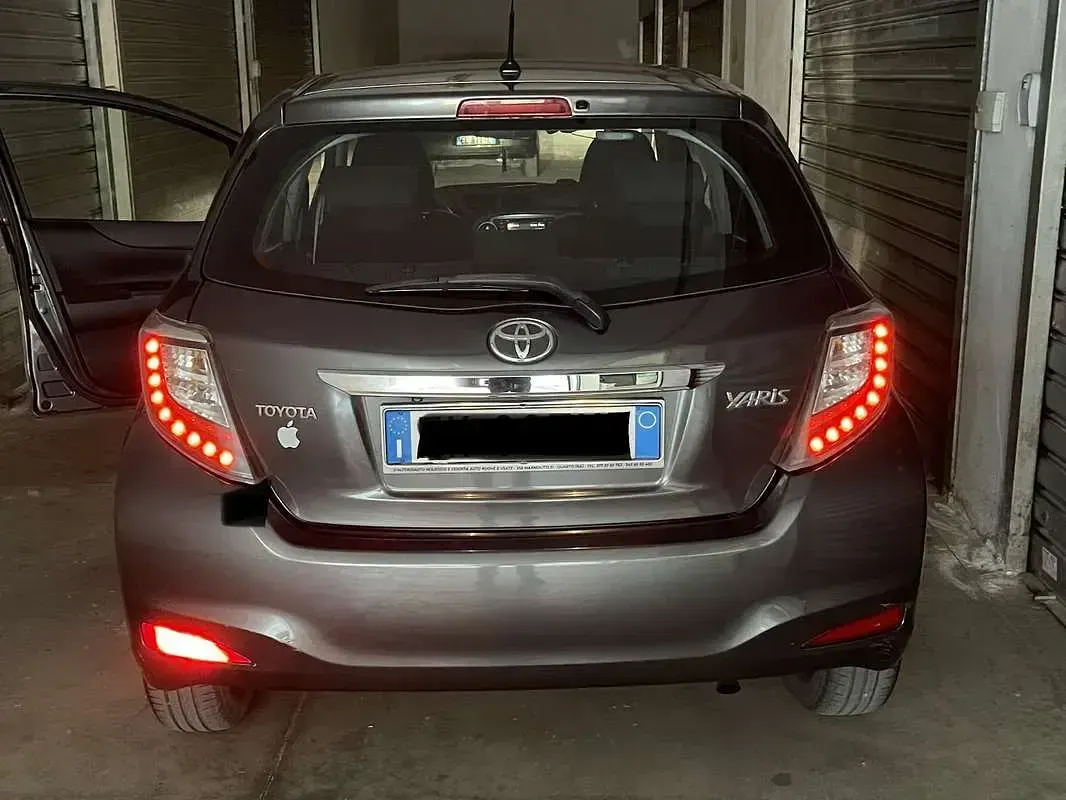 Usata Toyota Yaris Active 90 CV (66 kW) 2012 Grigio Utilitaria