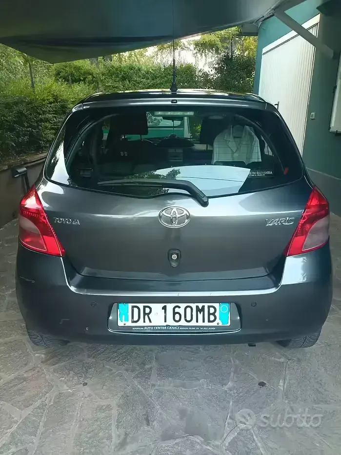 Usata Toyota Yaris 69 CV (50 kW) 2008 Grigio Utilitaria