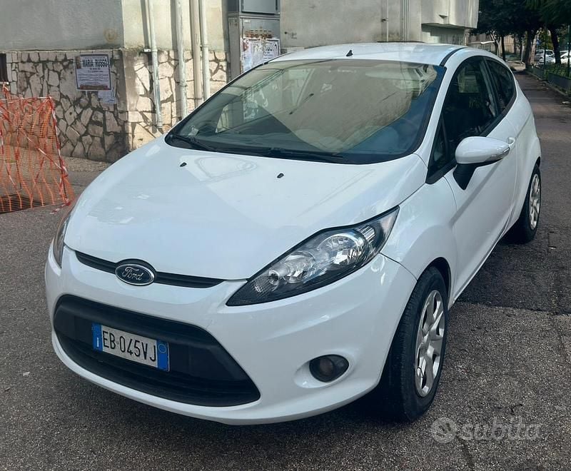 Usata Ford Fiesta 90 CV (66 kW) 2012 Bianco Utilitaria