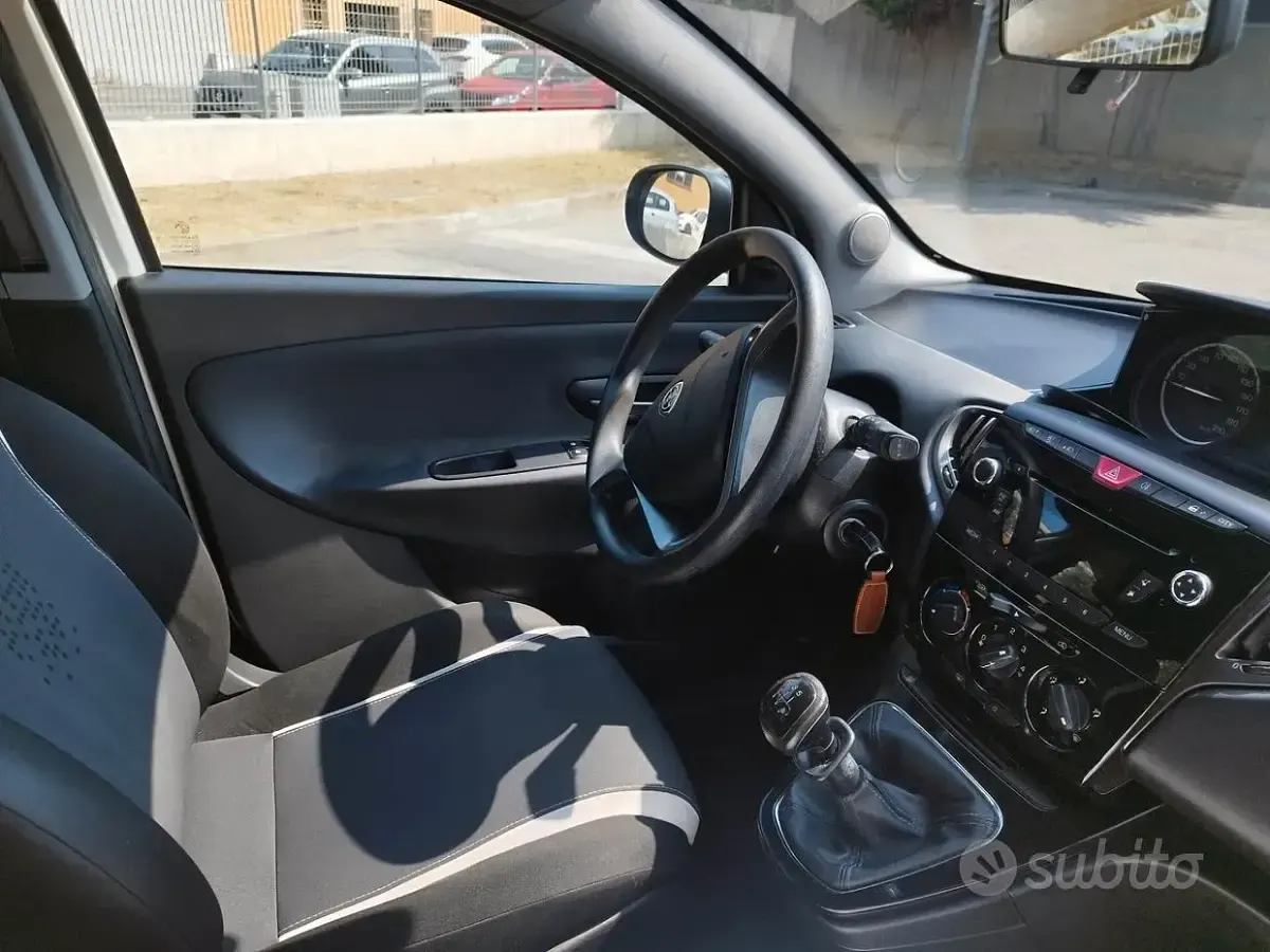 Usata Lancia Ypsilon 69 CV (50 kW) 2015 Bianco Utilitaria