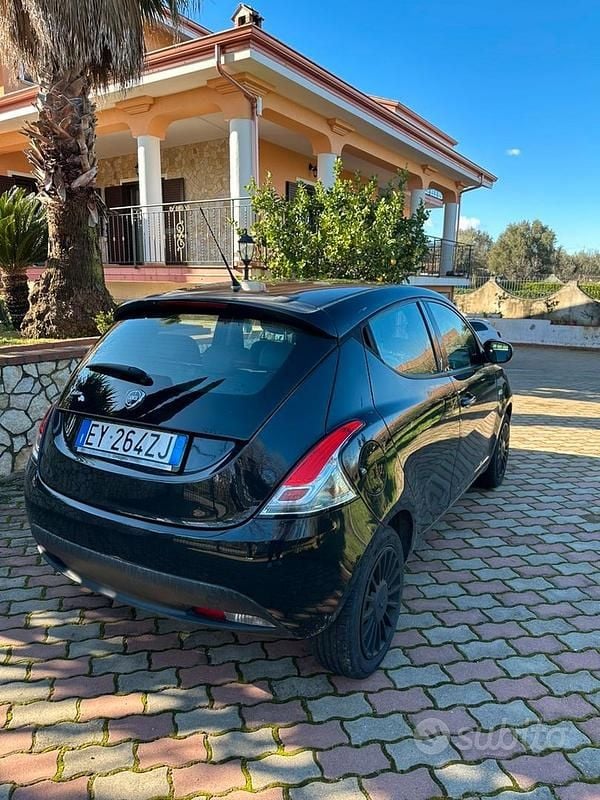 Usata Lancia Ypsilon 95 CV (69 kW) 2015 Nero Utilitaria
