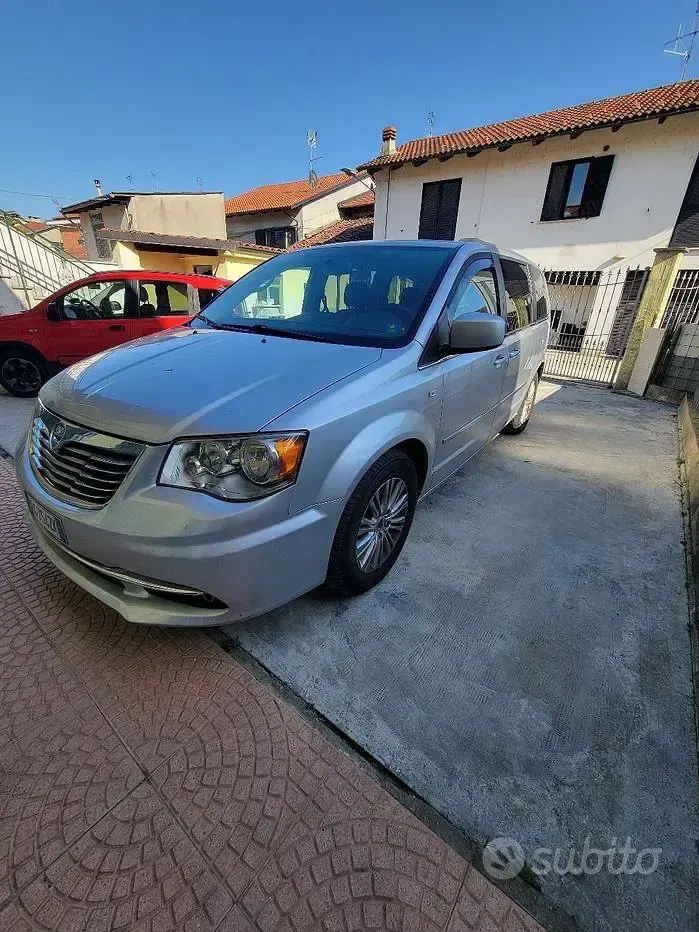 Usata Lancia Voyager 163 CV (119 kW) 2011 Grigio Monovolume