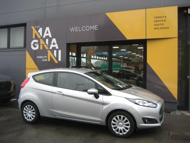 Usata Ford Fiesta 75 CV (55 kW) 2015 Argento Berlina