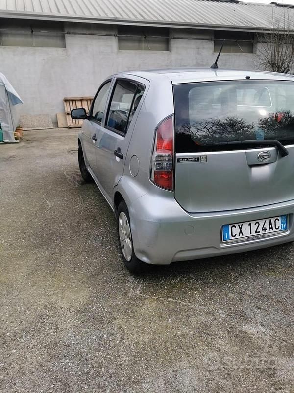 Usata Daihatsu Sirion 69 CV (50 kW) 2005 Argento Utilitaria