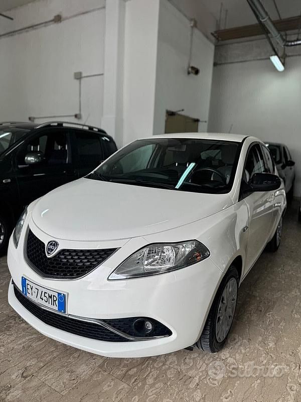 Usata Lancia Ypsilon Platinum 69 CV (50 kW) 2015 Bianco Utilitaria