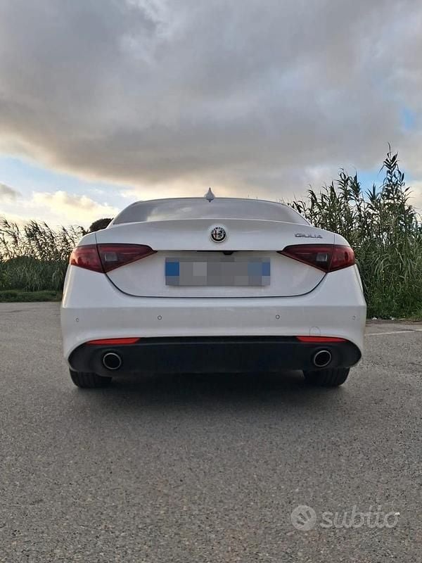 Usata Alfa Romeo Giulia 180 CV (132 kW) 2018 Bianco Berlina
