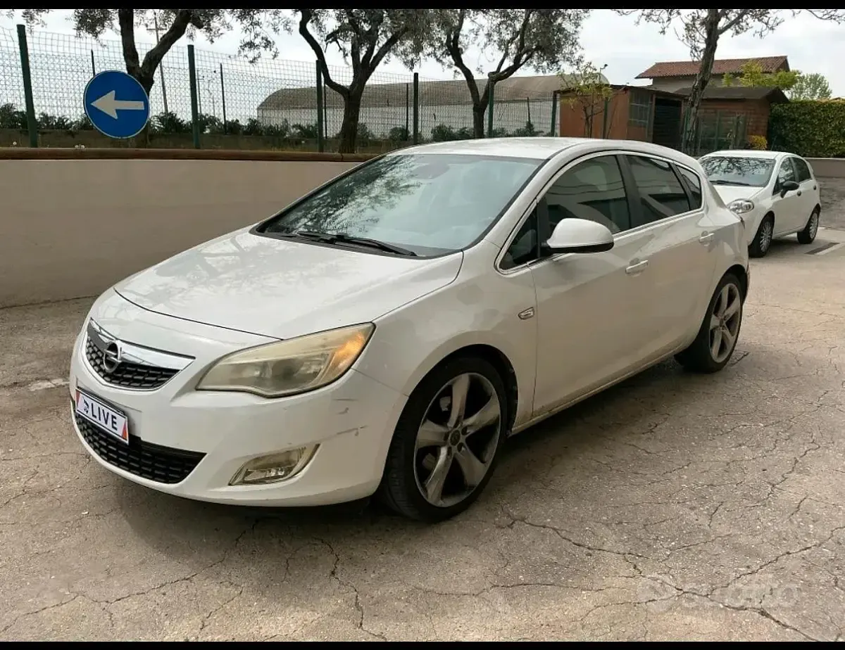 Usata Opel Astra Cosmo 110 CV (80 kW) 2011 Berlina