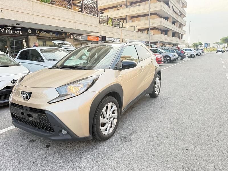 Usata Toyota Aygo X Lounge 72 CV (52 kW) 2022 Beige SUV