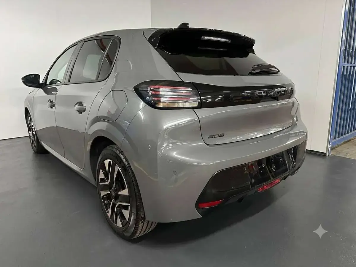 Usata Peugeot 208 Allure 101 CV (74 kW) 2024 Grigio selinium Utilitaria