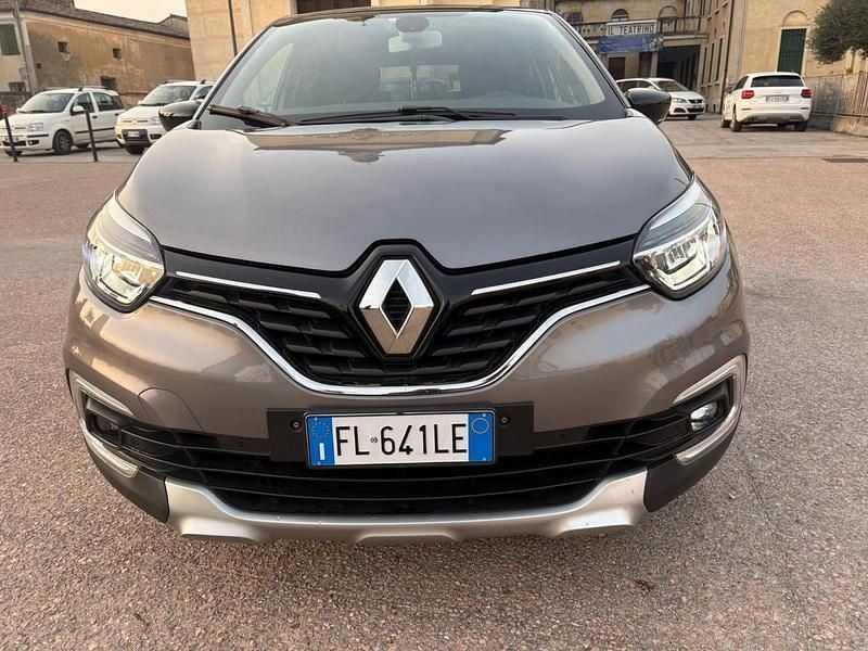 Usata Renault Captur 89 CV (65 kW) 2017 Grigio SUV
