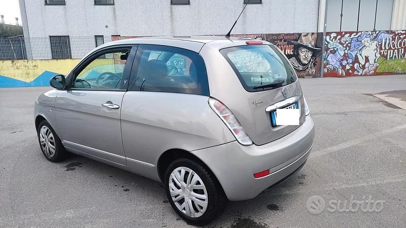 Usata Lancia Ypsilon 69 CV (50 kW) 2011 Viola Utilitaria