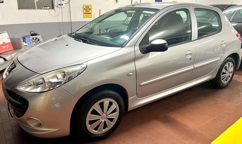 Usata Peugeot 206 59 CV (43 kW) 2011 Argento Berlina