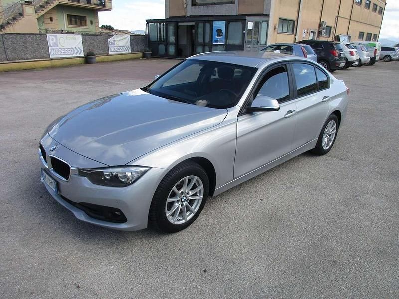 Usata BMW 318 Advantage 150 CV (110 kW) 2017 Argento Berlina
