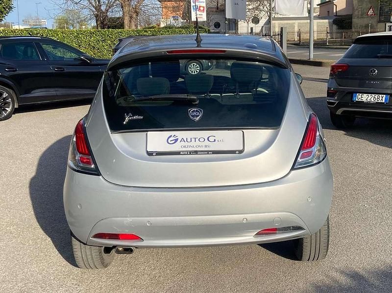 Usata Lancia Ypsilon Gold 69 CV (50 kW) 2016 Argento Utilitaria