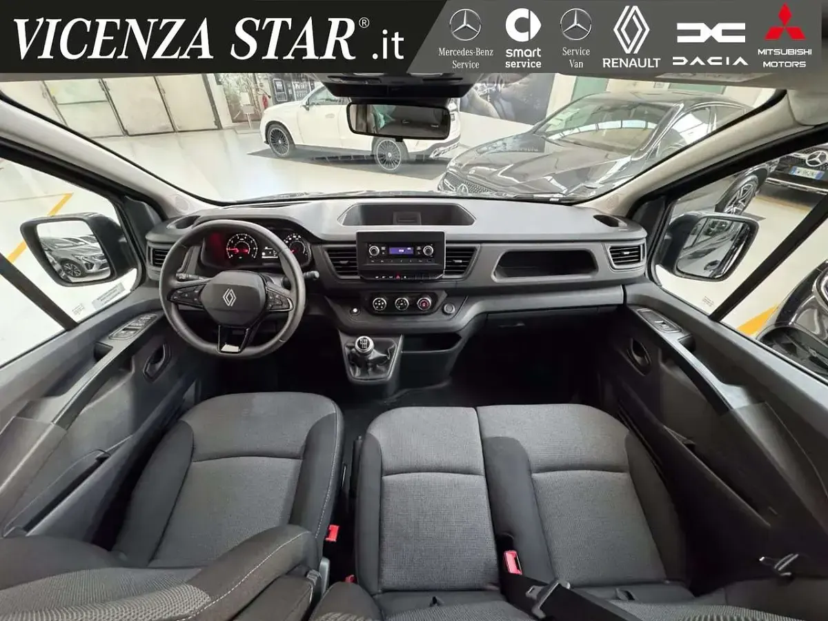 Usata Renault Trafic 150 CV (110 kW) 2024 Grigio Monovolume