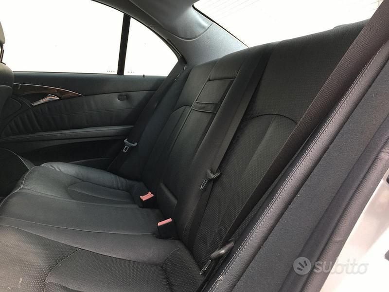 Usata Mercedes E270 Avantgarde 177 CV (130 kW) 2002 Grigio Berlina