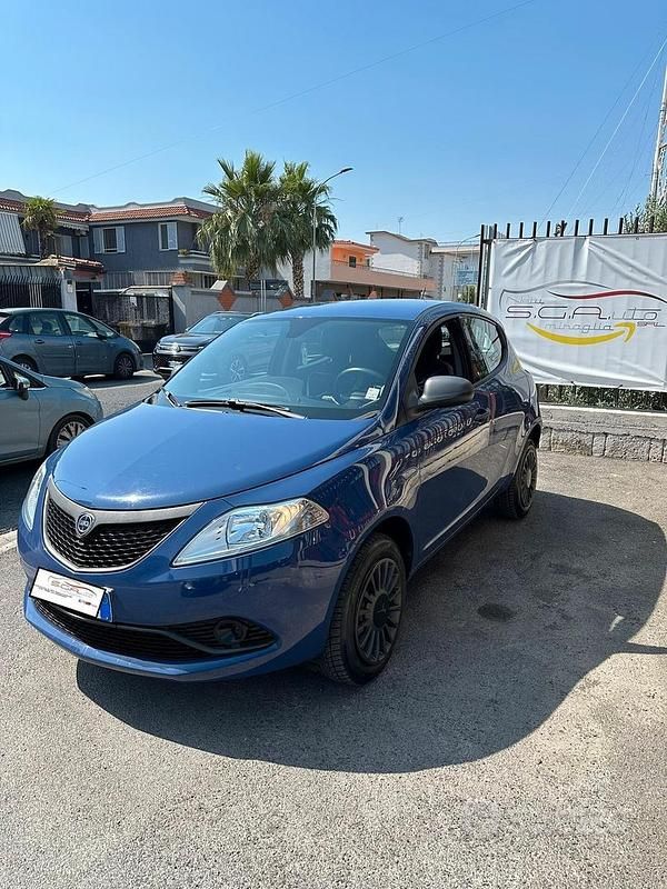 Usata Lancia Ypsilon 85 CV (62 kW) 2018 Blu Utilitaria