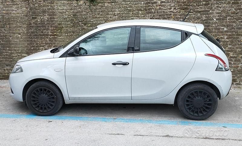 Usata Lancia Ypsilon 69 CV (50 kW) 2021 Grigio Utilitaria
