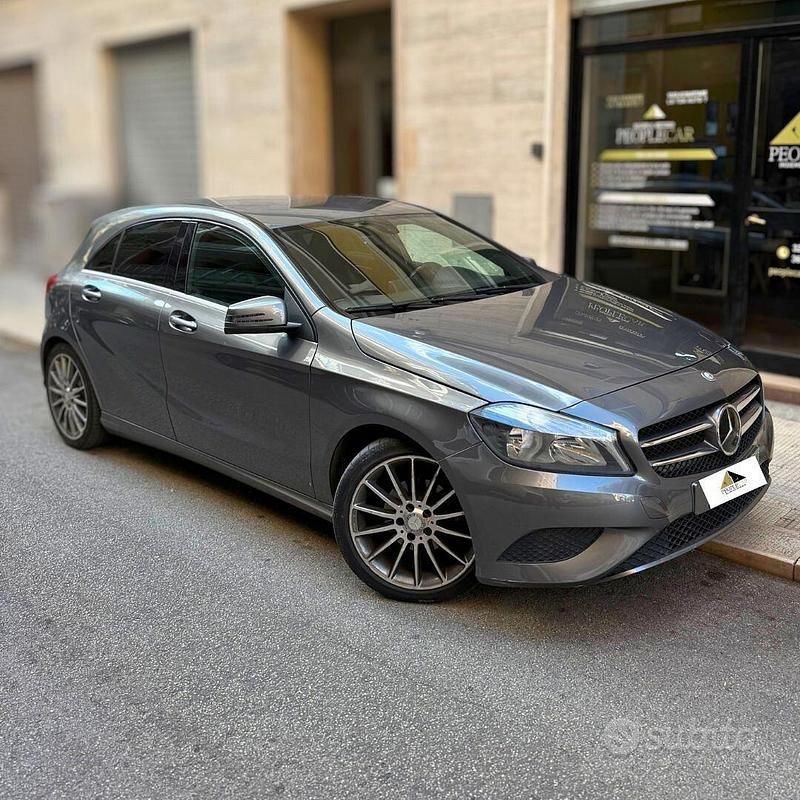 Grigio Usata 2015 Mercedes A180 Executive Tre volumi | 8900 € (Buon prezzo) - Immagine 1/4