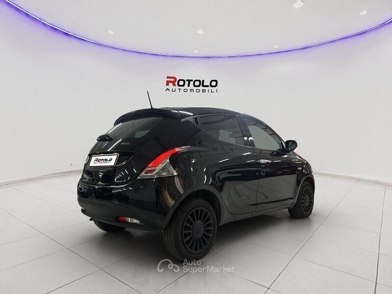 Usata Lancia Ypsilon Gold 69 CV (50 kW) 2023 Nero Utilitaria