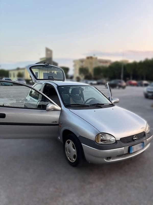 Usata Opel Corsa Swing 54 CV (39 kW) 1999 Grigio Berlina