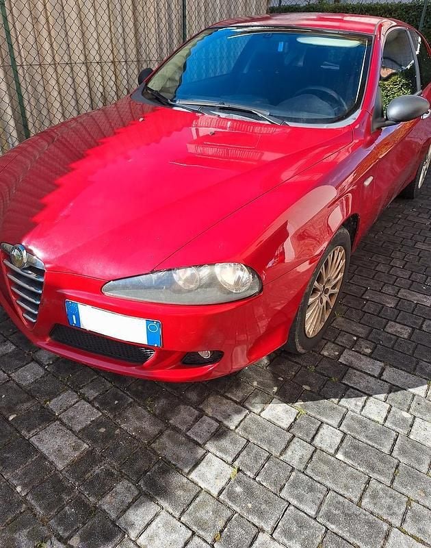 Usata Alfa Romeo 147 105 CV (77 kW) 2005 Rosso Utilitaria